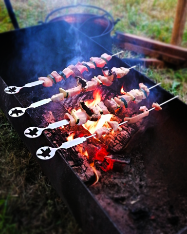 Personalisierte Grillspieße mit Sturmfalken Logo