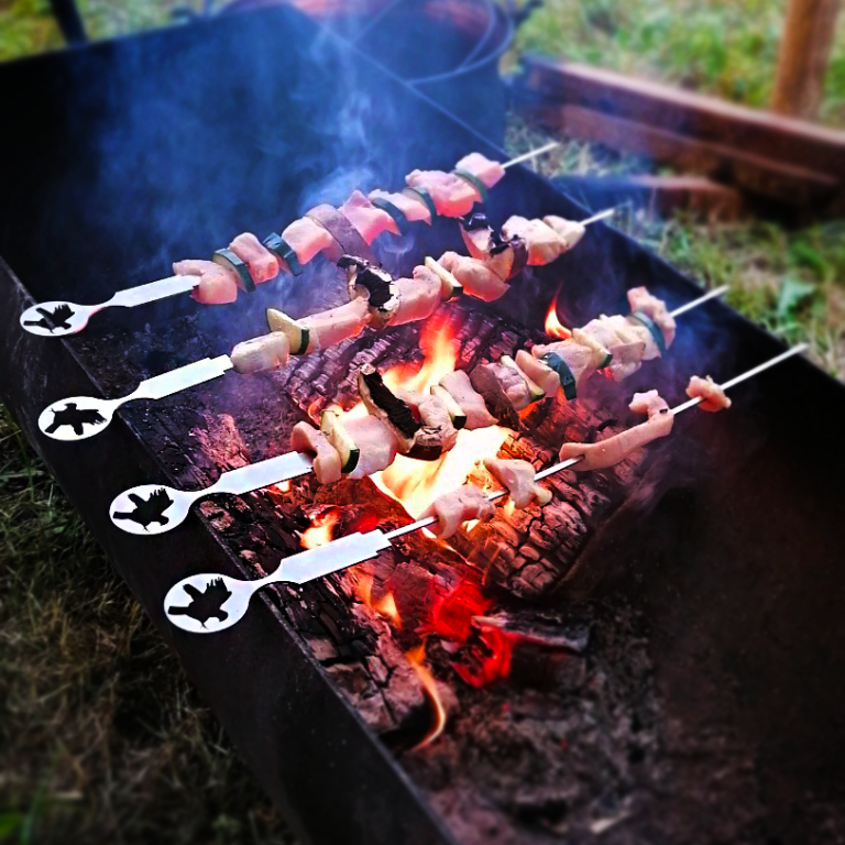 Personalisierte Grillspieße mit Sturmfalken Logo